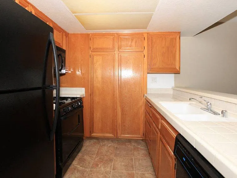Savoy West Apartments — Photo 28