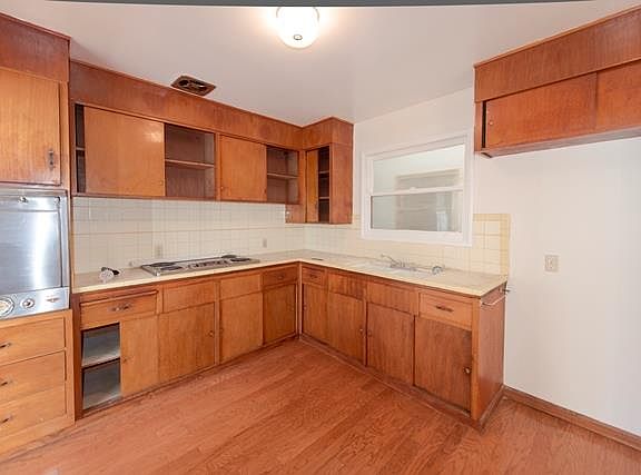 5th image of 684 Orange St