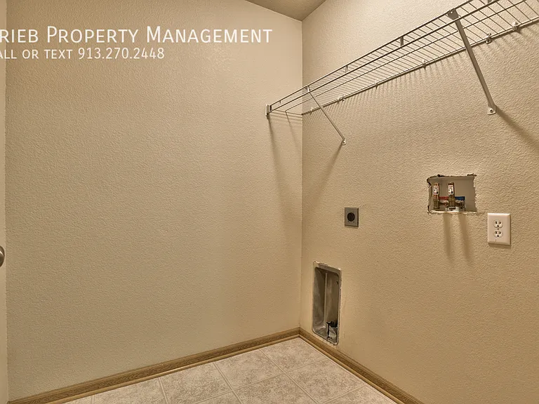 824 Woodson Ct — Photo 15