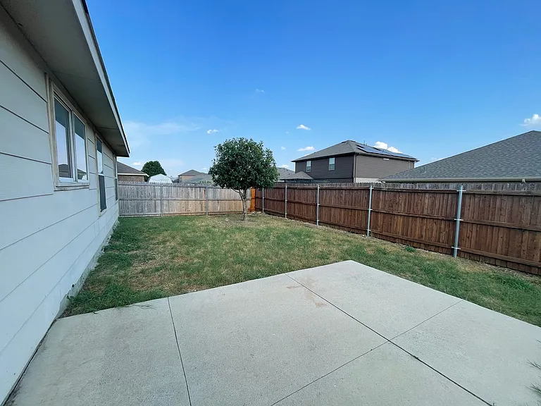 531 Cantebury Park Ln — Photo 9