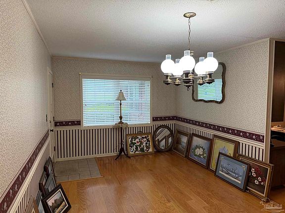 4th image of 154 Perry Ln