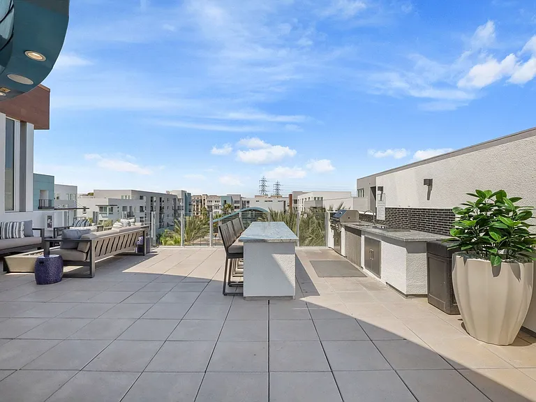 Fire up dinner under the sun at our rooftop grilling stations