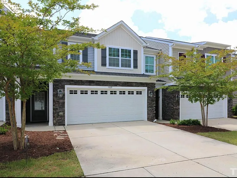 1009 Monmouth Loop — Photo 1