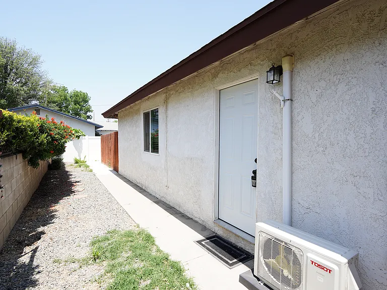 8303 California Ave — Photo 11