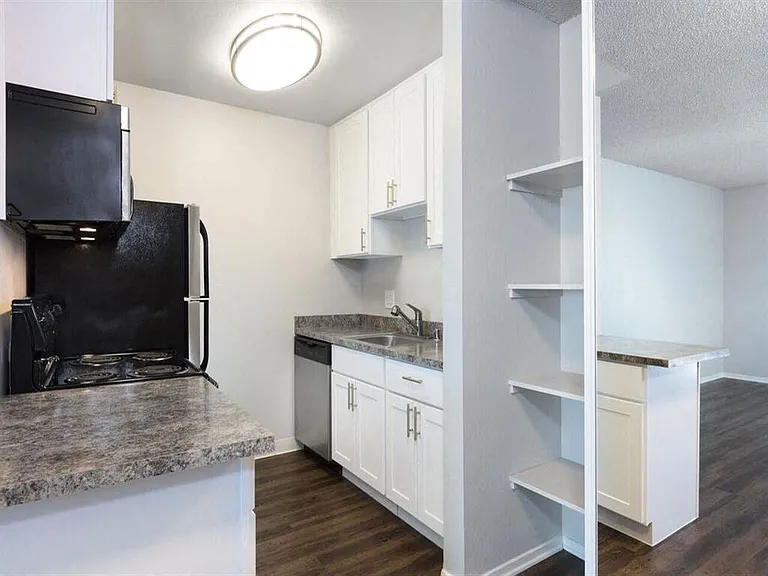 Skyline Heights Apartments — Photo 16
