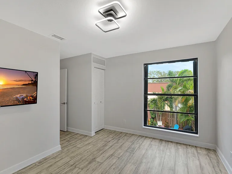 3530 E Gardens East Dr #B — Photo 30