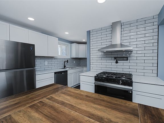4th image of 165 Church St