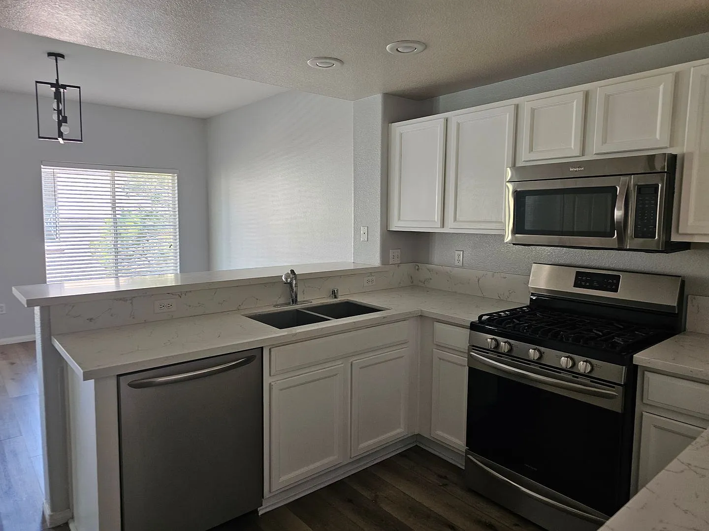 Townhome available in beautiful community — Photo 4