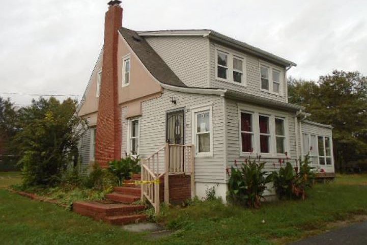 1st image of 581 NE Boulevard