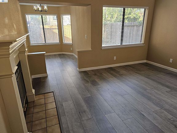 5th image of 1063 Mepham Dr