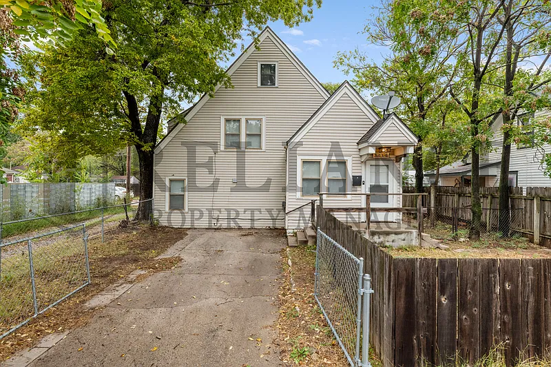 2 bed, 1.0 bath, 1332 sqft, $995 — Photo 1