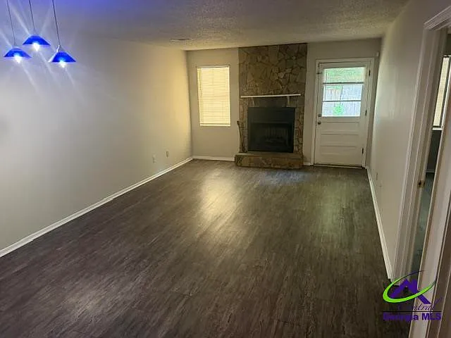 2 bed, 2.0 bath, 1200 sqft, $975 — Photo 2