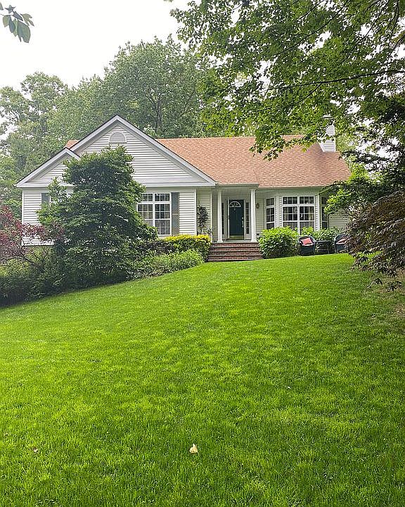 1st image of 15 Garden Dr