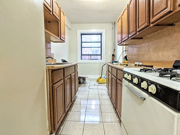 3rd image of 14715 Northern Blvd APT 6C