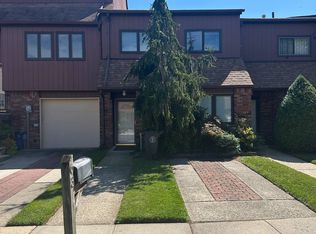 63 Gateway Dr, Staten Island, NY 10304