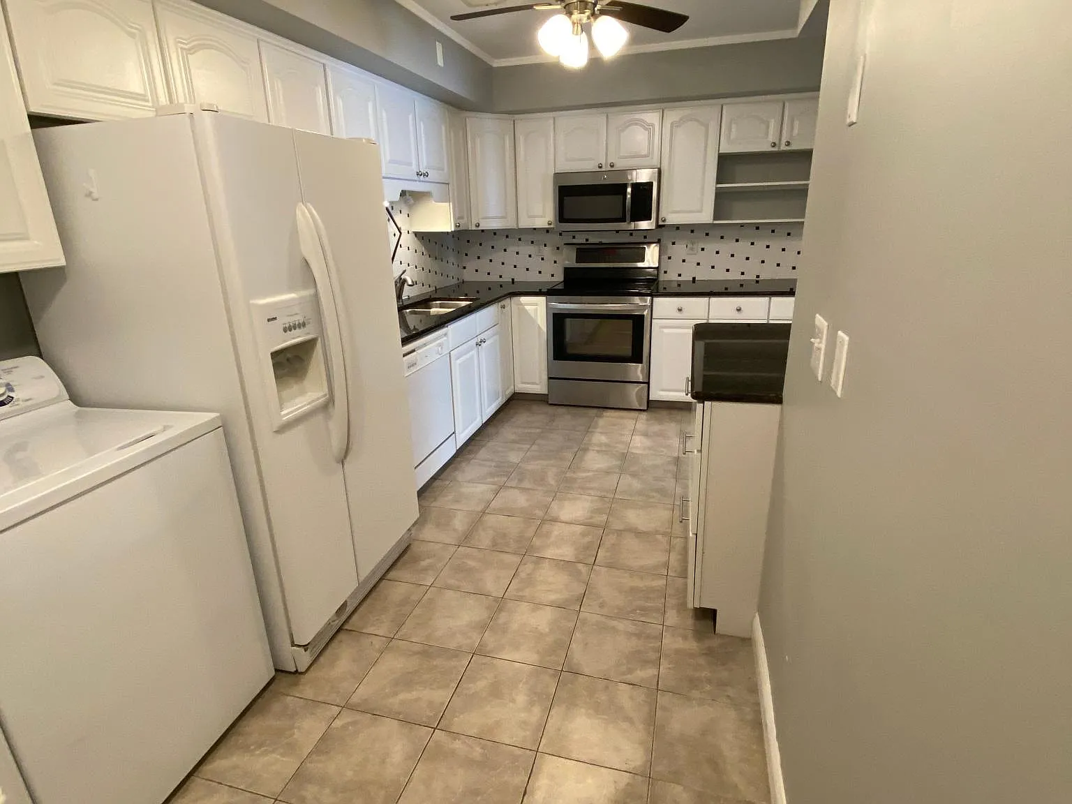 1396 Weybridge Rd — Photo 3