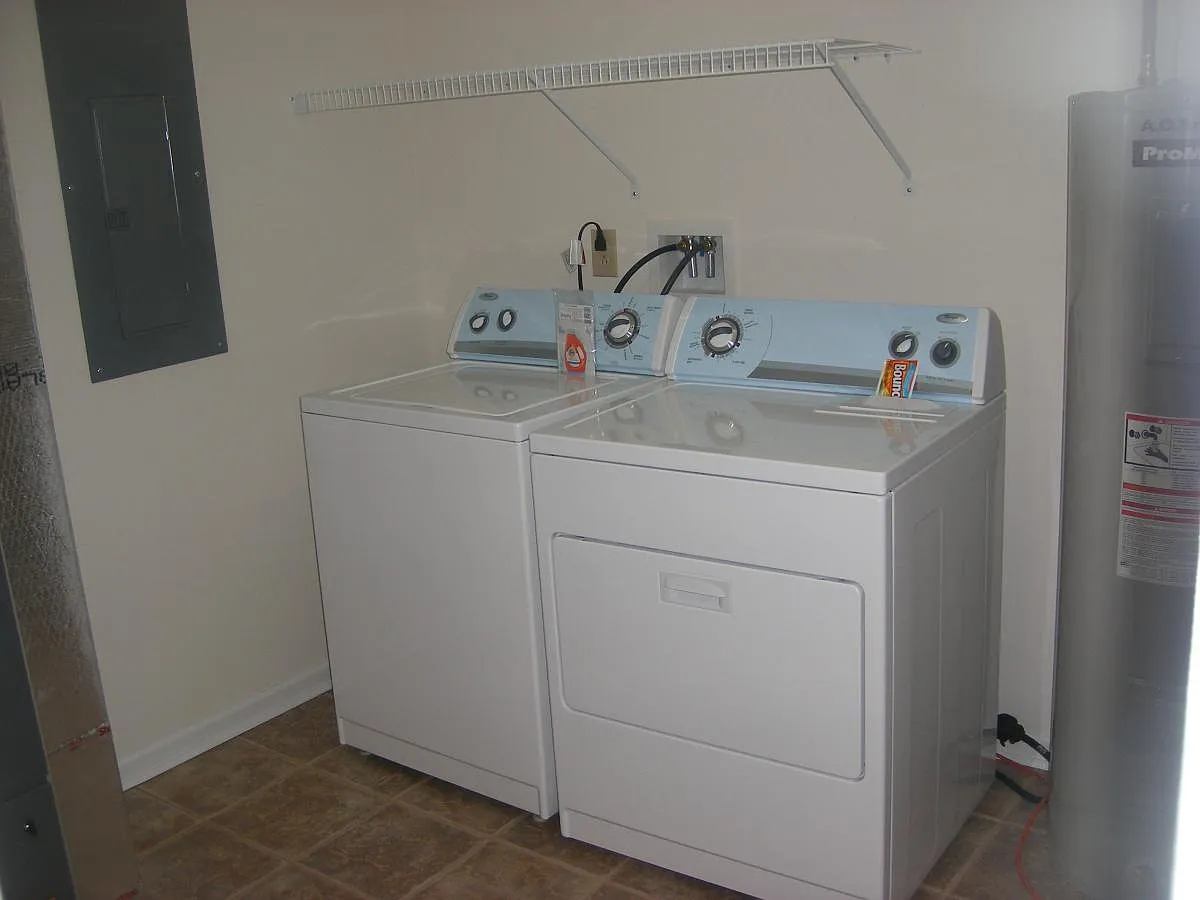 481 W Walnut St — Photo 4