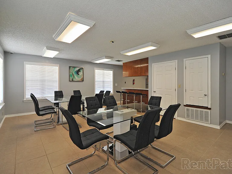 Windwood Apartments — Photo 5