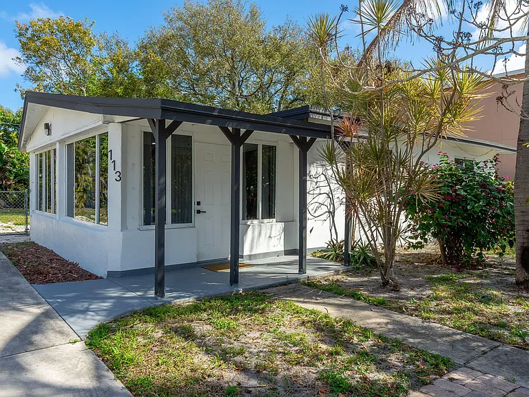 113 SE 8th Ave — Photo 1
