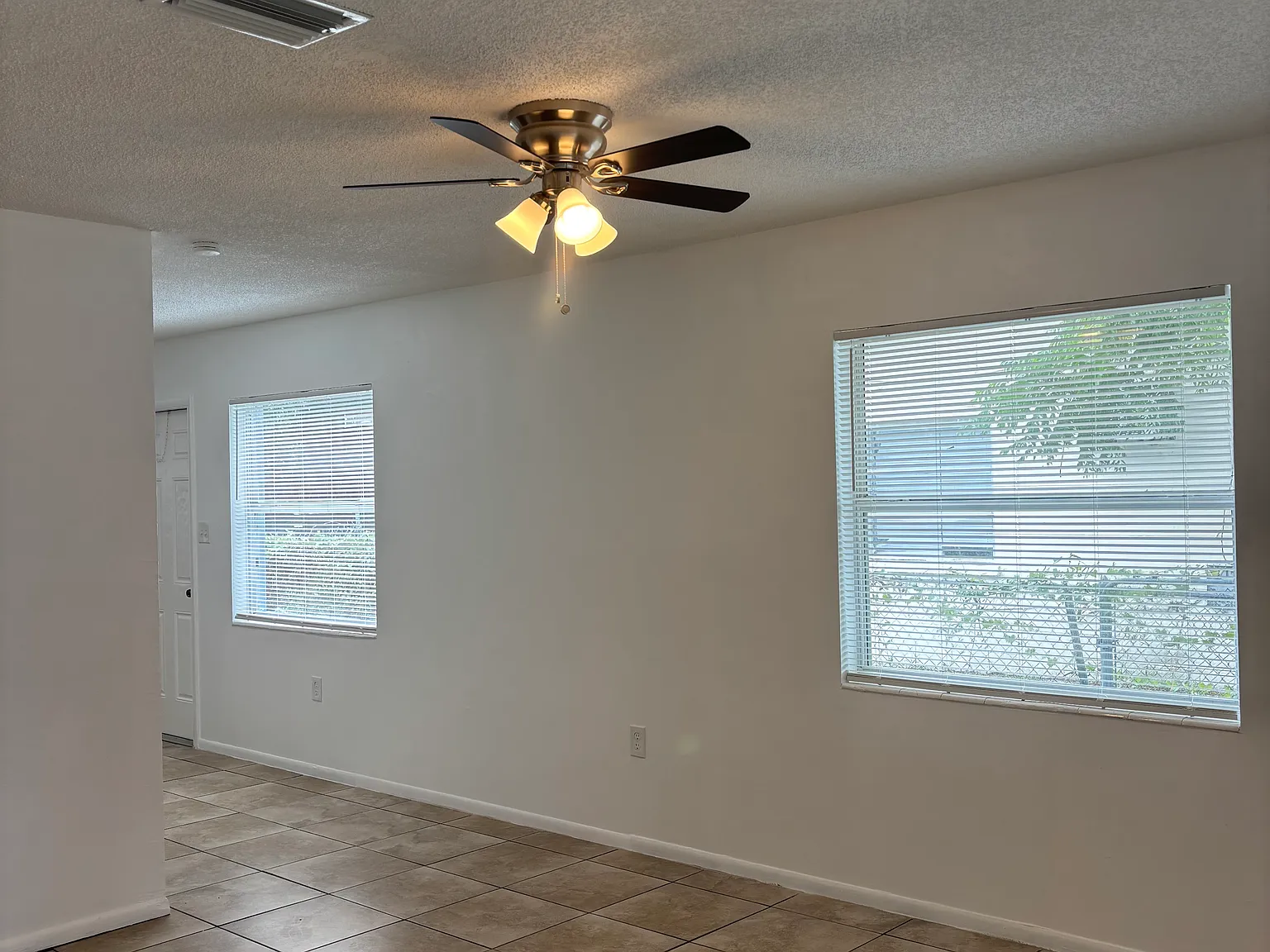 3 bed, 1050 sqft, $1,880 — Photo 4