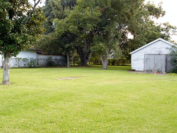 3rd image of 3001 Graves Ave