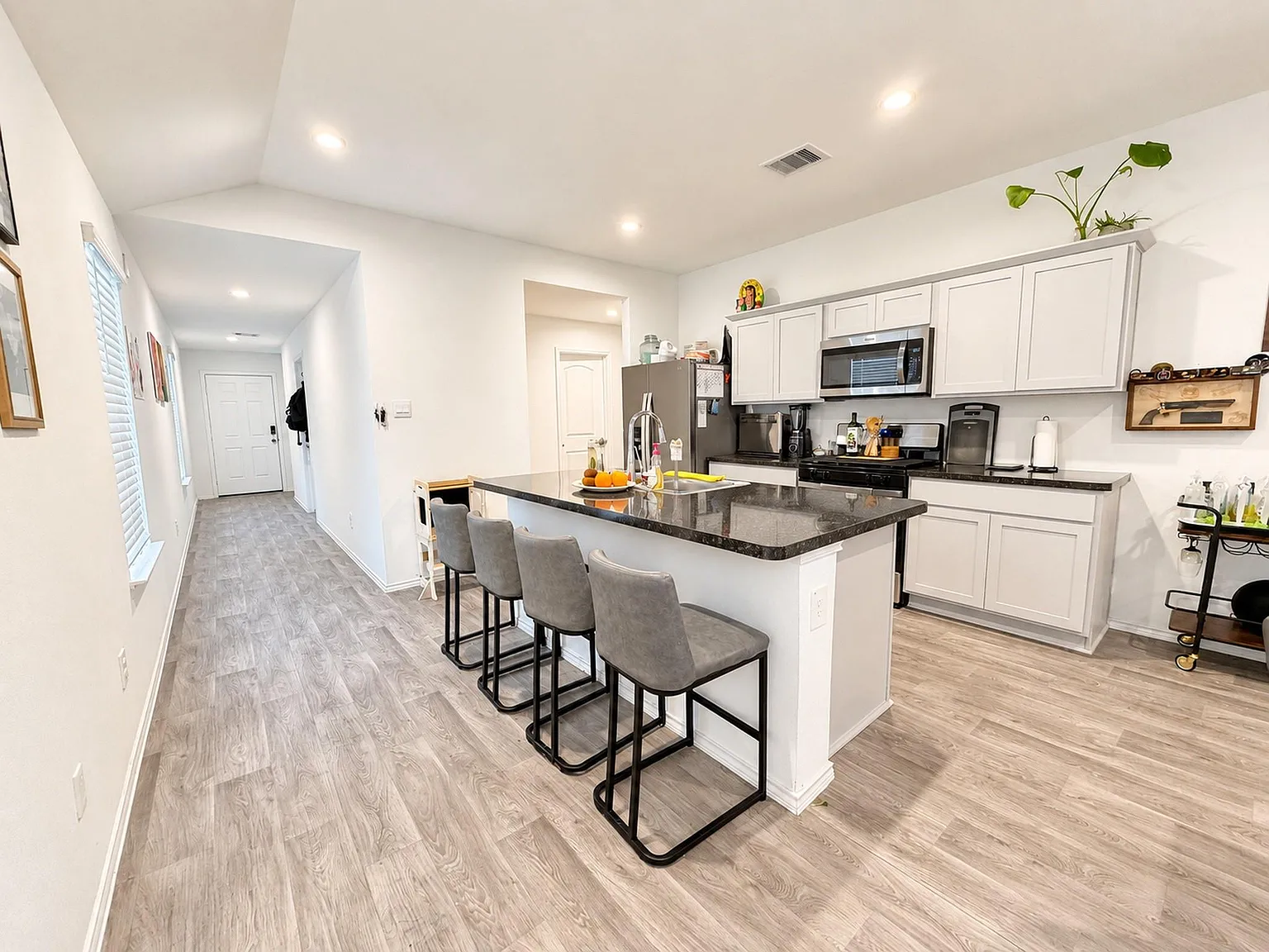 3 bed, 2.0 bath, 1566 sqft, $2,000 — Photo 2