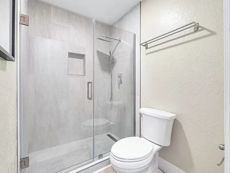 2428 Golf Links Cir — Photo 8