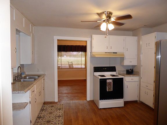 Kitchen appliances included