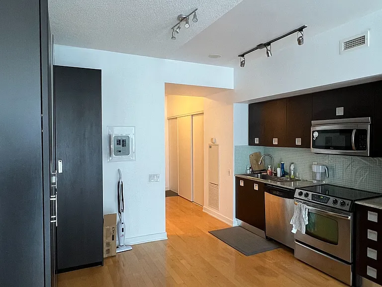 33 Charles St E #1604 — Photo 31