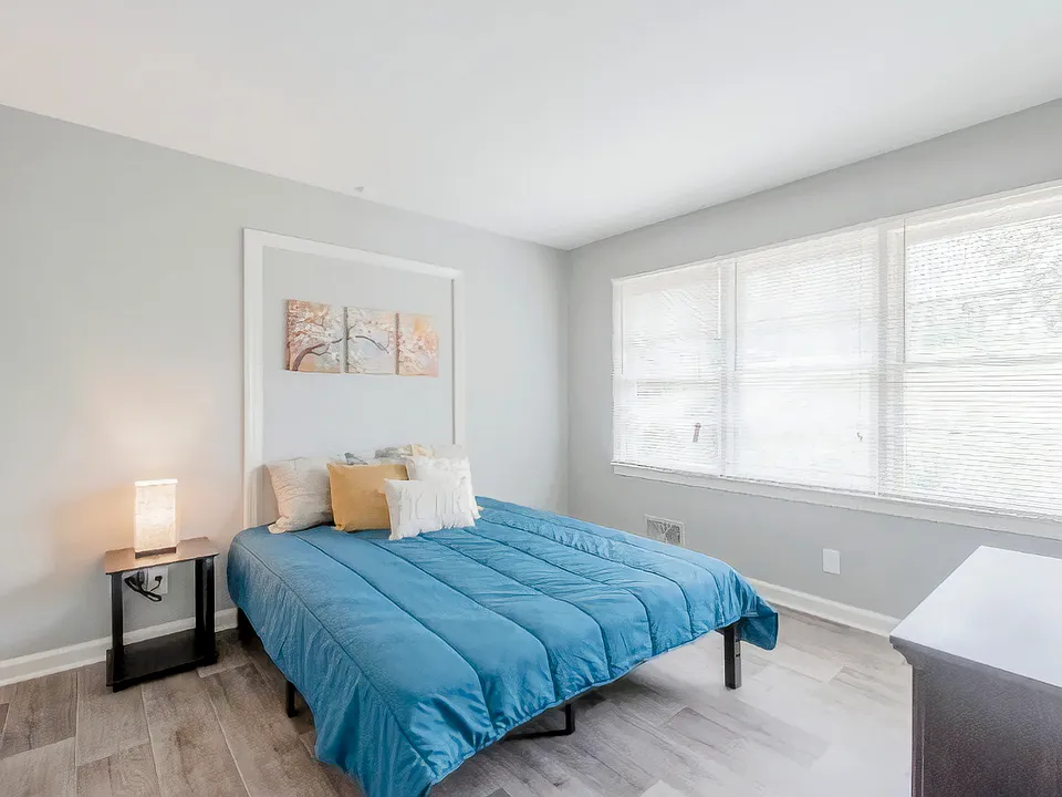 Loghaven Dr NW
