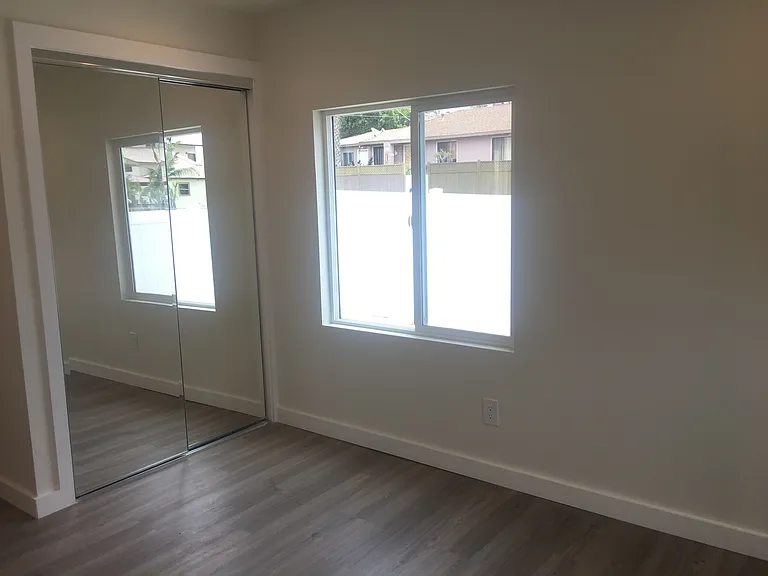 2076 Thomas Ave — Photo 8