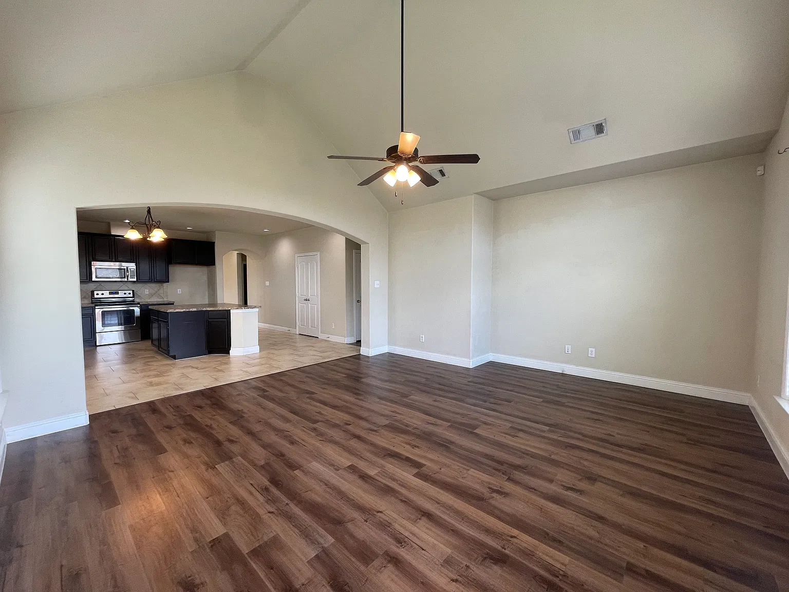 3 bed, 1852 sqft, $2,225 — Photo 3