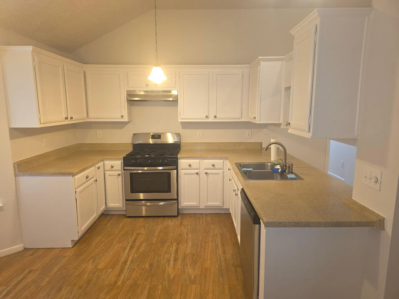 3 bed, 2.0 bath, 1783 sqft, $1,900 — Photo 3