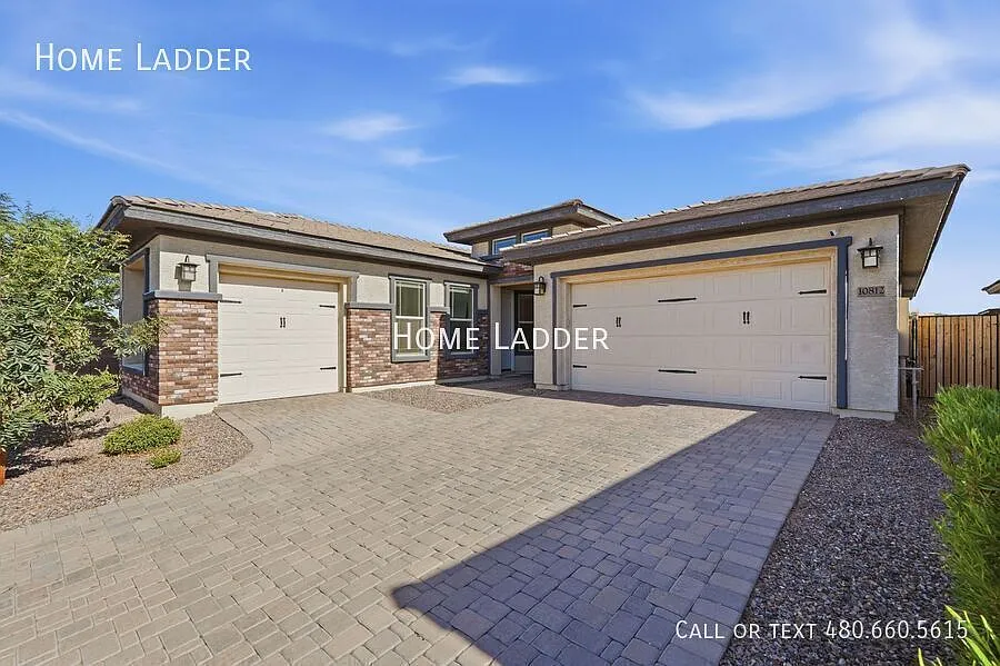 Stunning 5 Bedroom Home with Private Casita, Office & 3-Car Garage in La Mira — Photo 1