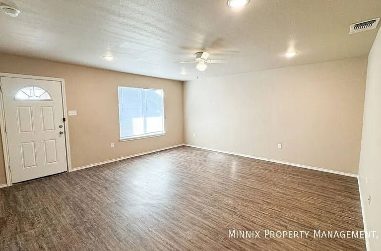 2516 N Avenue O — Photo 6