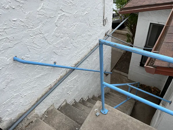 Unique 2nd Floor 2 Bed / 1 bath Classic - Heart of Downtown