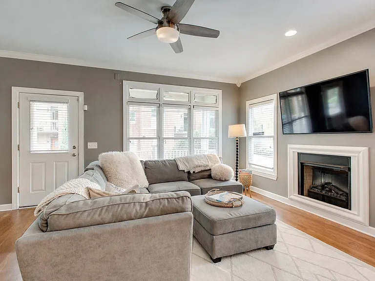 415 Van Buren St — Photo 5