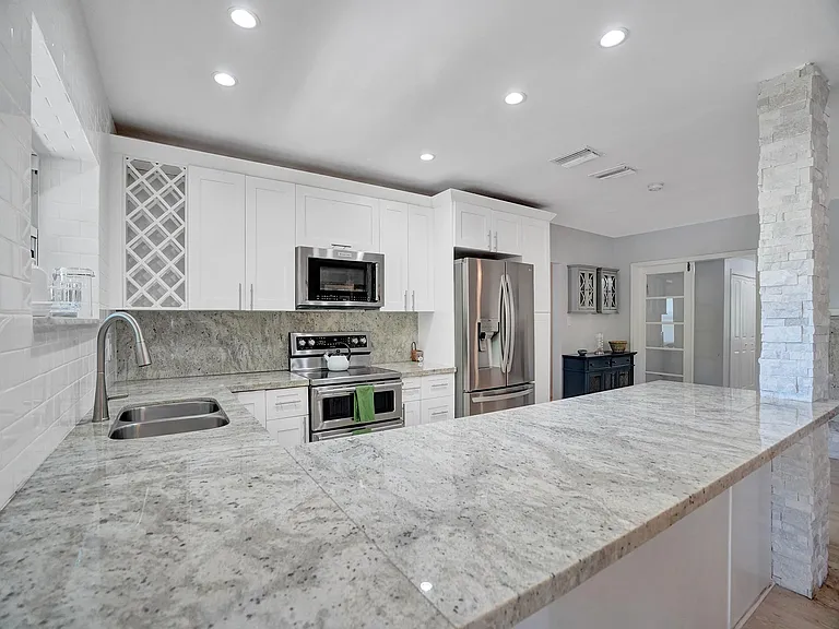 720 SW 11th Ct — Photo 9