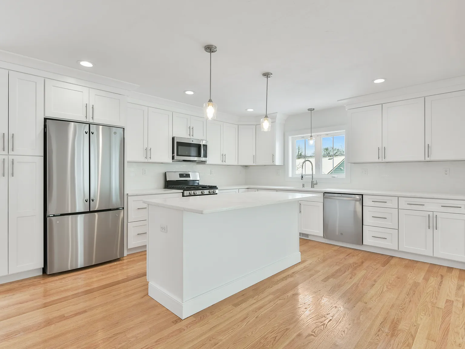 4 bed, 3.5 bath, 2644 sqft, $6,200 — Photo 4