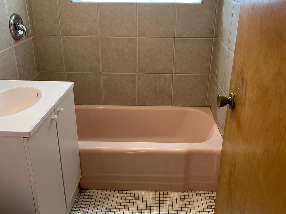 2nd image of 7530 S Saginaw Ave APT 1B