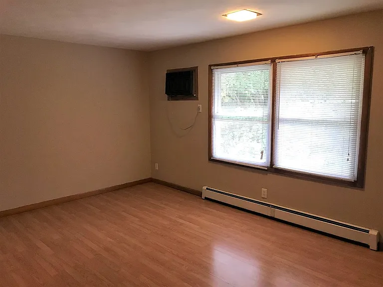 622 W Clark St — Photo 4