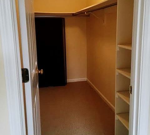 Walk-in Closet in MBR
