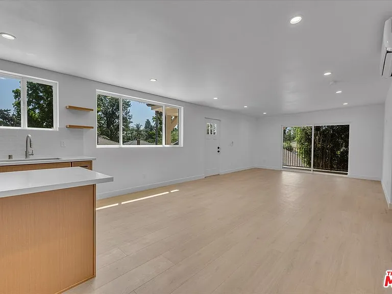6913 1/2 Encino Ave #UPPER — Photo 13
