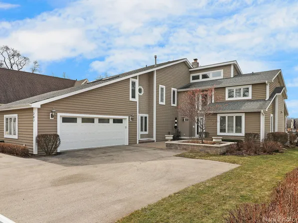 207 S Emerald Dr, McHenry, IL 60051