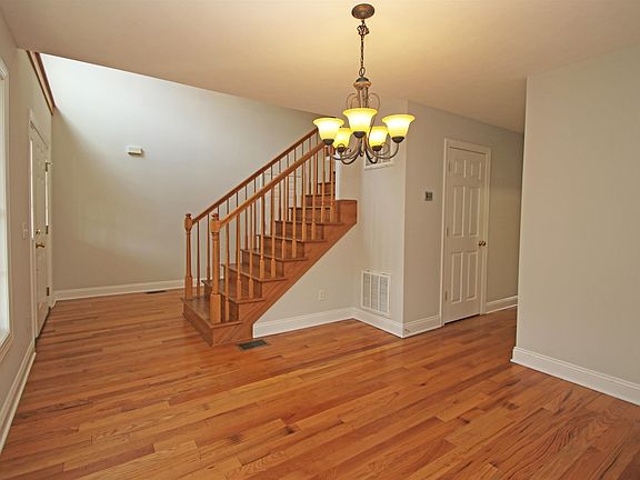 4th image of 1810 Manor Dr