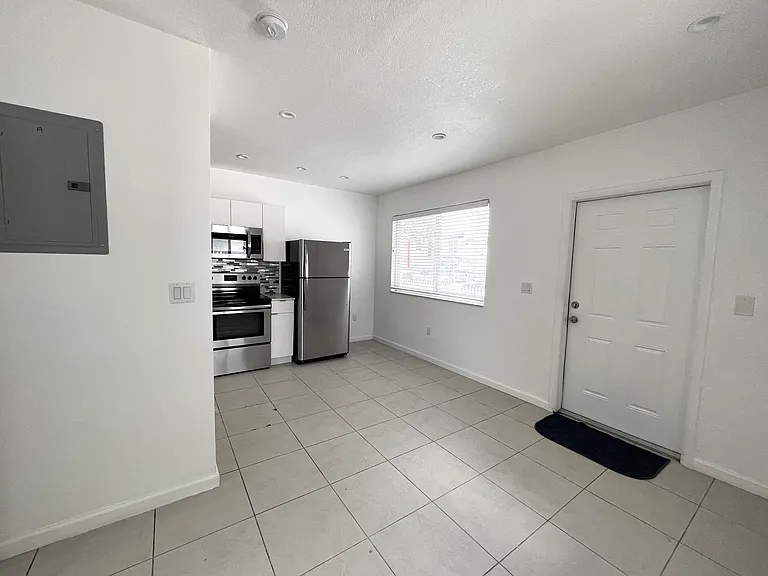 6331 NE 4th Ct — Photo 6