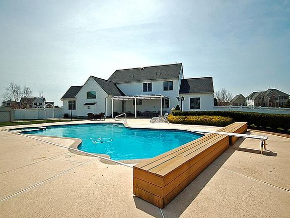 Pool w/diving board