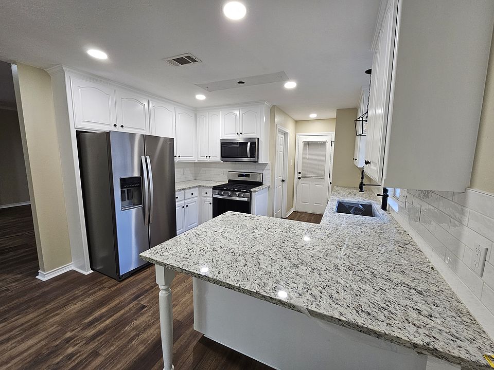 1st image of 2110 Red River Dr