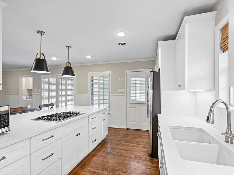 9203 Livenshire Dr — Photo 6