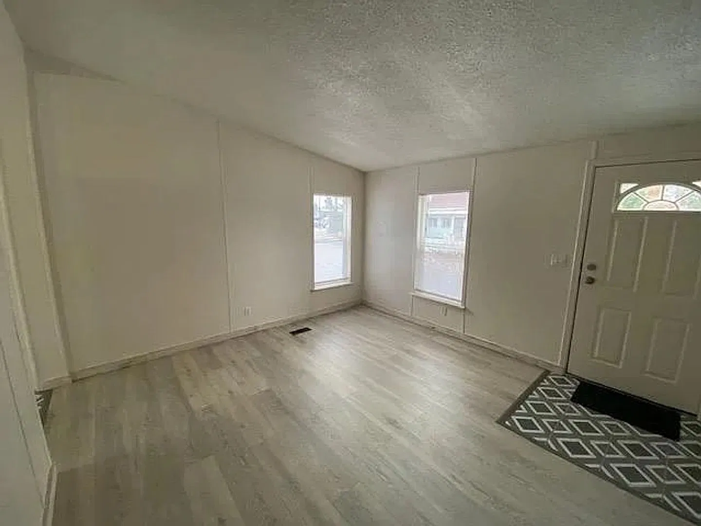 Charming 3 Bedroom Home in Quiet, Tree Lined Neighborhood — Photo 4